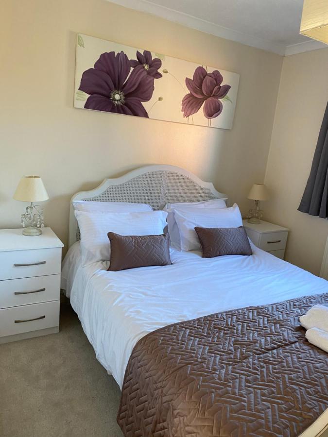 Cosy Willen Villa Milton Keynes Bagian luar foto